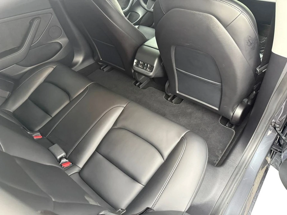 2021 Tesla Model 3 Performance - Image 19 of 21