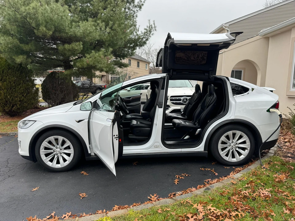2021 Tesla Model X - Image 13 of 31