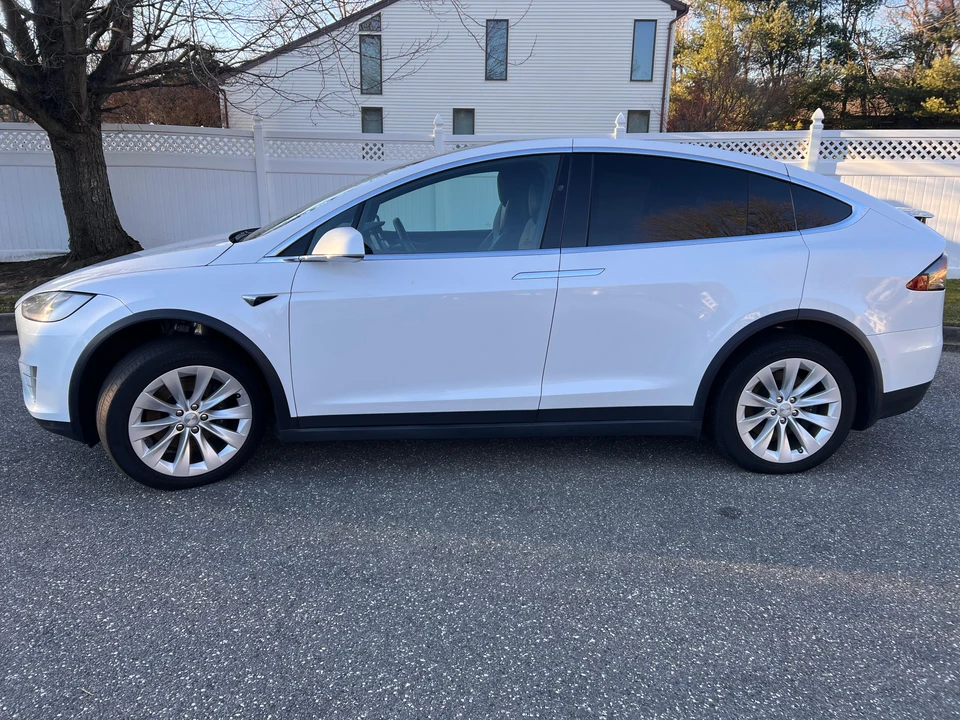2021 Tesla Model X - Image 10 of 31