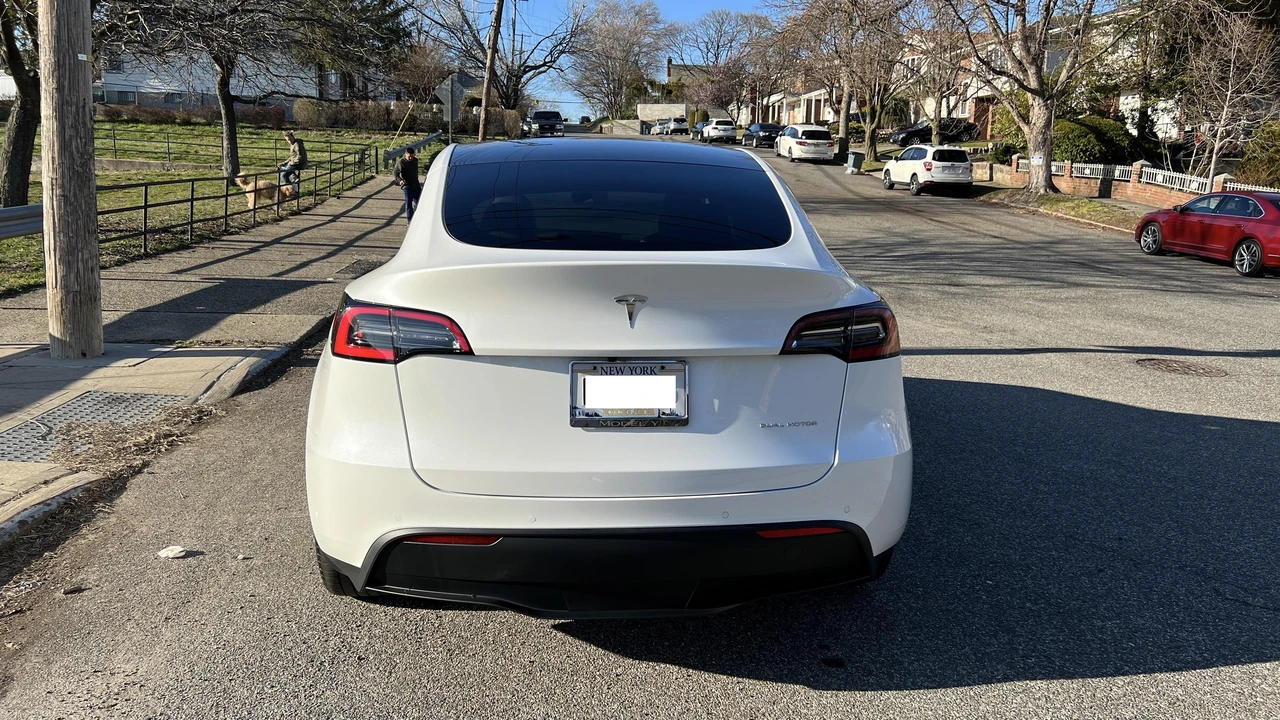 2021 Tesla Model Y - Image 9 of 17