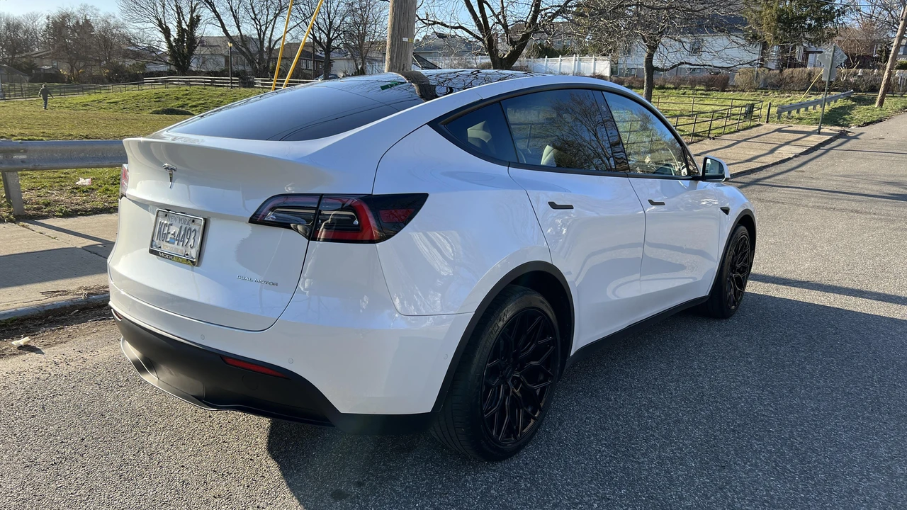 2021 Tesla Model Y - Image 10 of 17