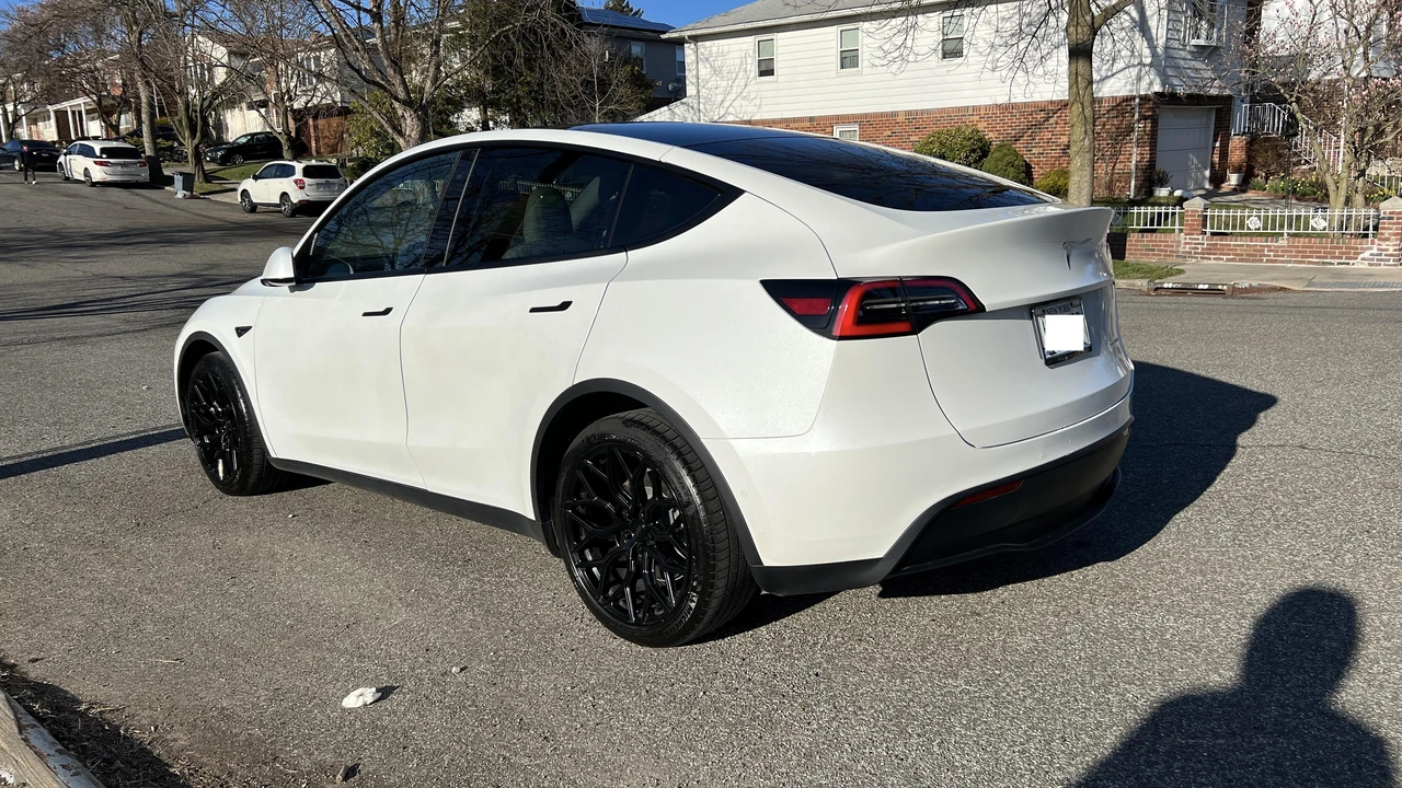 2021 Tesla Model Y - Image 8 of 17