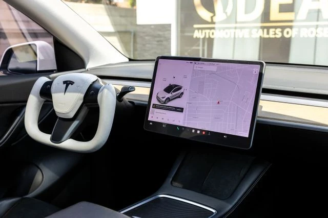 2021 Tesla Model Y - Image 25 of 29