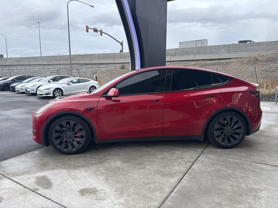 2021 Tesla Model Y Performance - Image 5 of 21