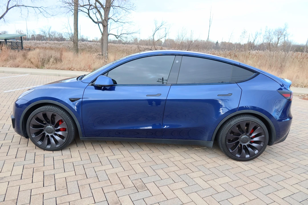 2021 Tesla Model Y Performance - Image 17 of 31