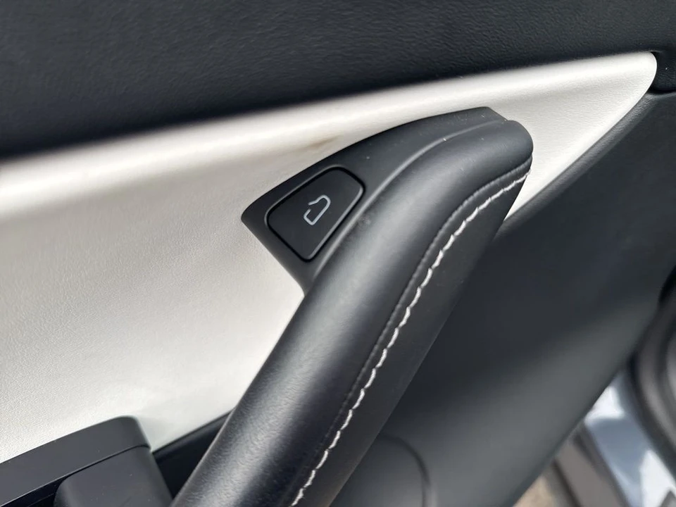 2021 Tesla Model Y Performance - Image 11 of 21