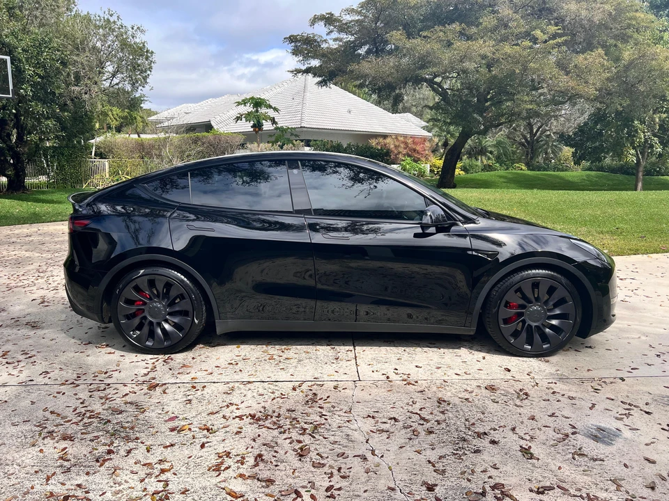 2021 Tesla Model Y Performance - Image 13 of 31
