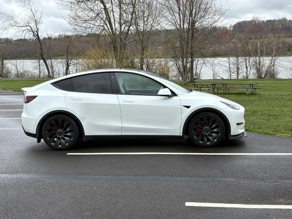 2021 Tesla Model Y Performance - Image 16 of 31