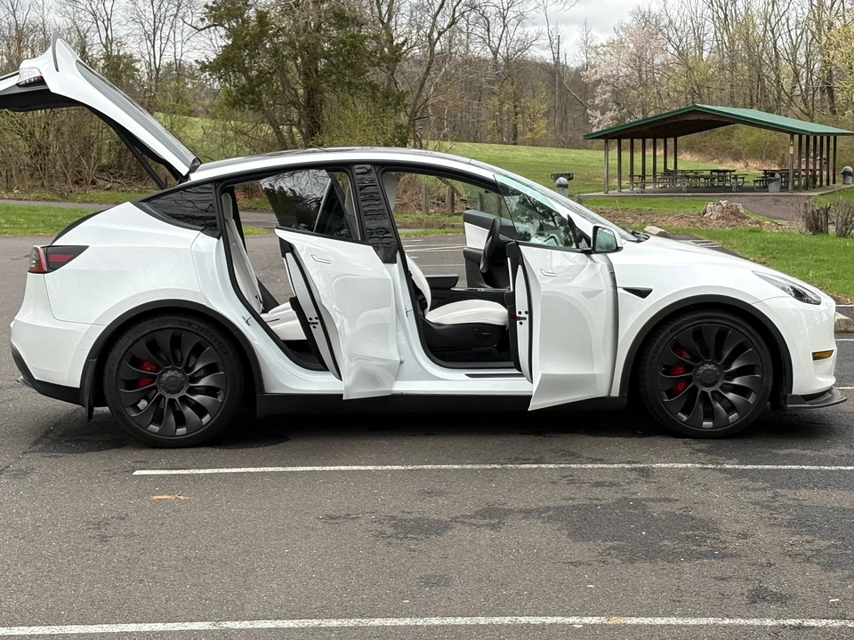 2021 Tesla Model Y Performance - Image 17 of 31