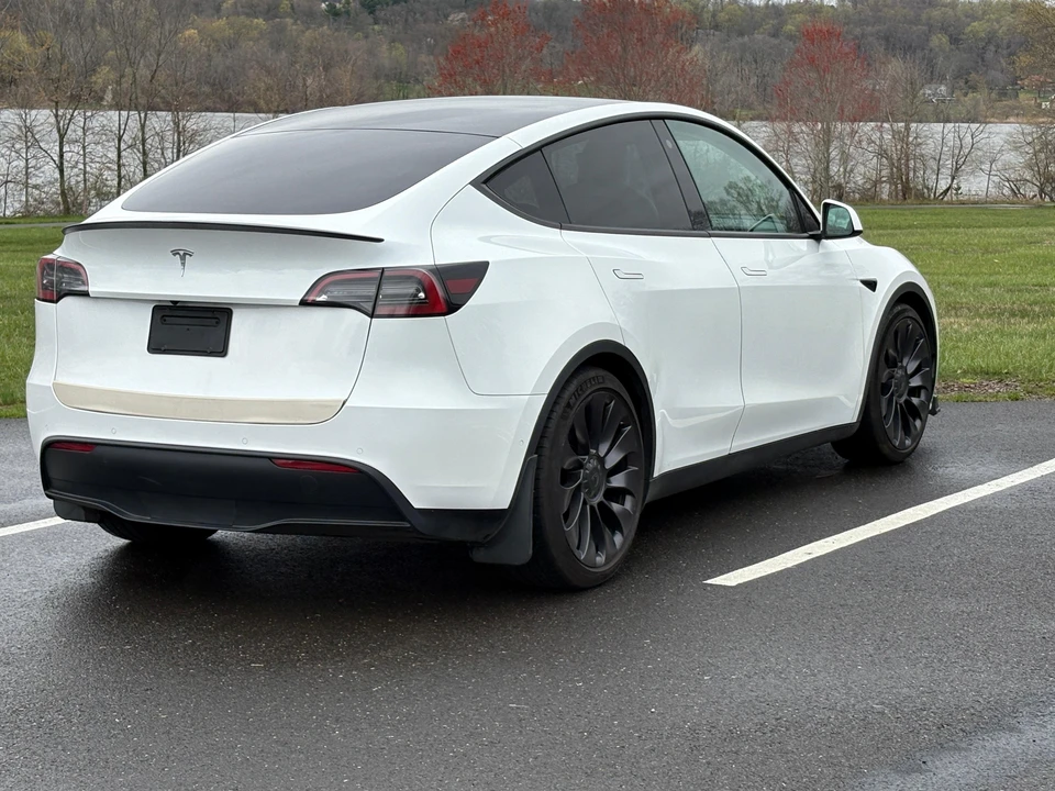2021 Tesla Model Y Performance - Image 14 of 31
