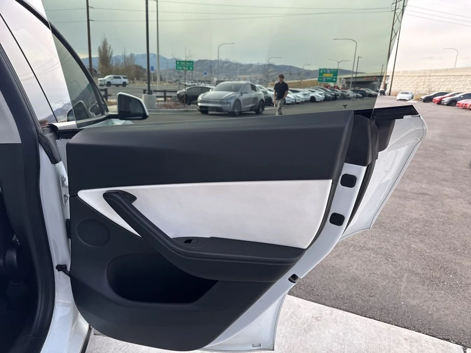 2021 Tesla Model Y Performance - Image 17 of 21