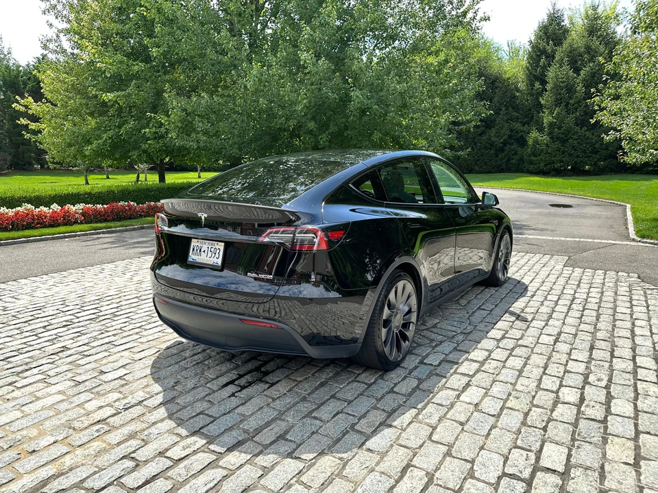 2021 Tesla Model Y Performance - Image 17 of 31