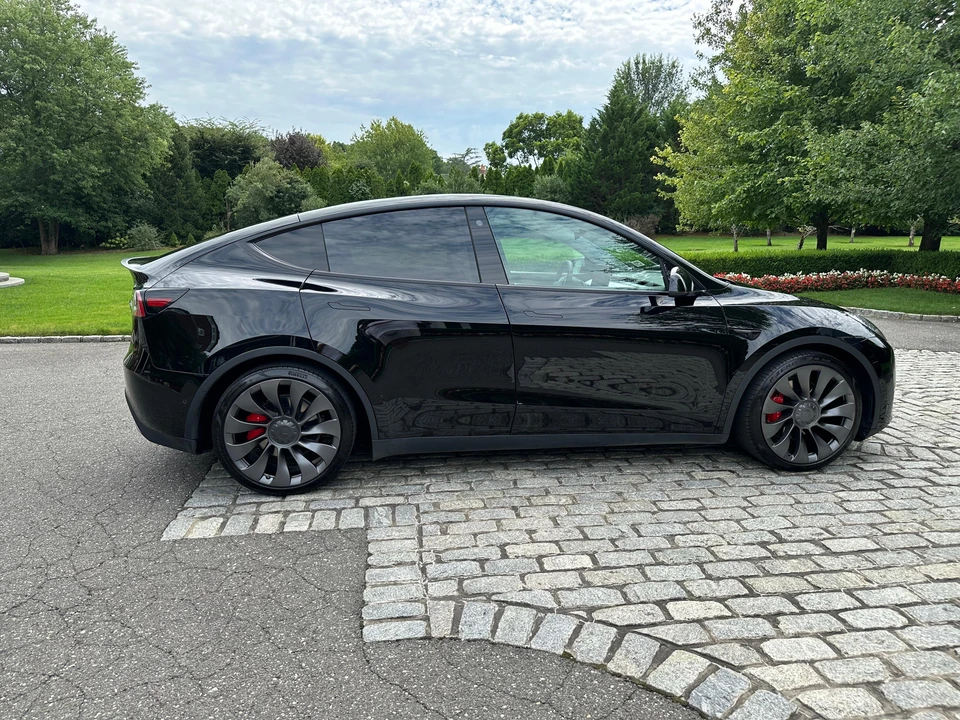 2021 Tesla Model Y Performance - Image 19 of 31