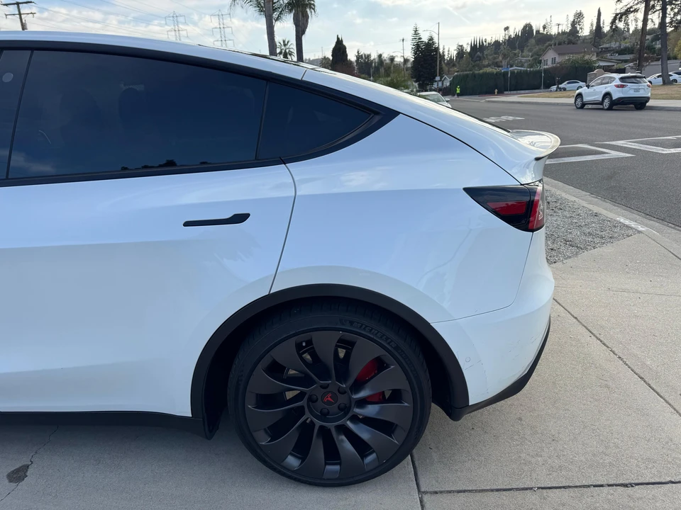 2021 Tesla Model Y Performance - Image 18 of 31