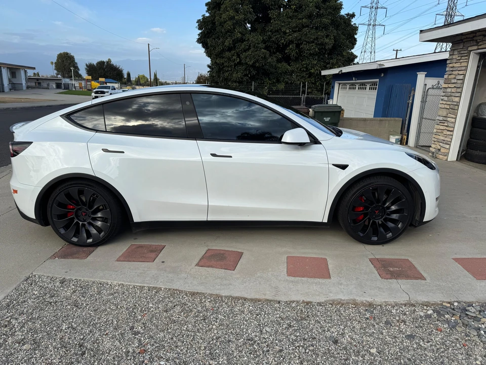 2021 Tesla Model Y Performance - Image 12 of 31