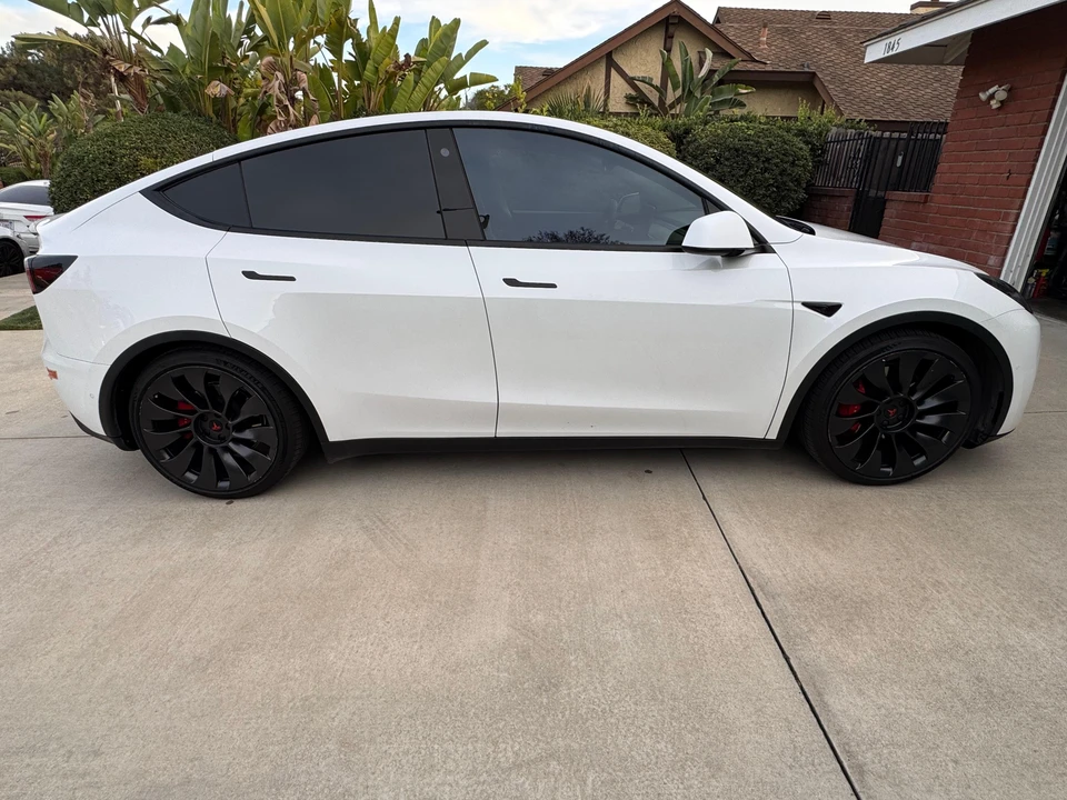 2021 Tesla Model Y Performance - Image 11 of 31