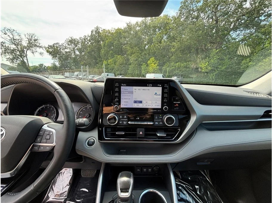 2021 Toyota Highlander - Image 11 of 21