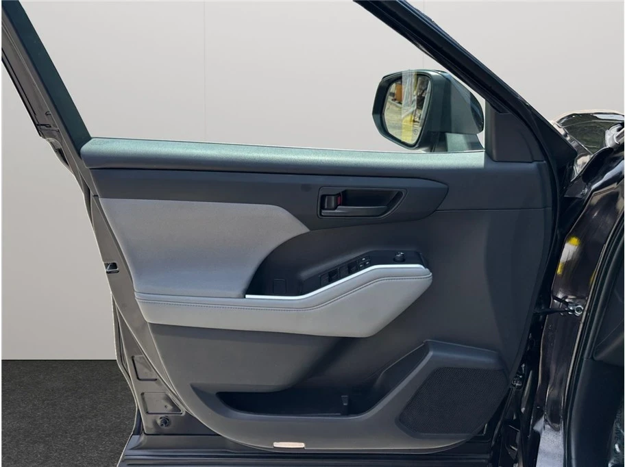 2021 Toyota Highlander - Image 19 of 21