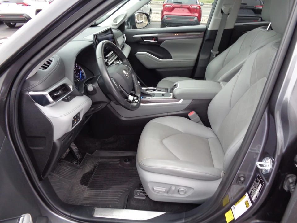 2021 Toyota Highlander - Image 15 of 21