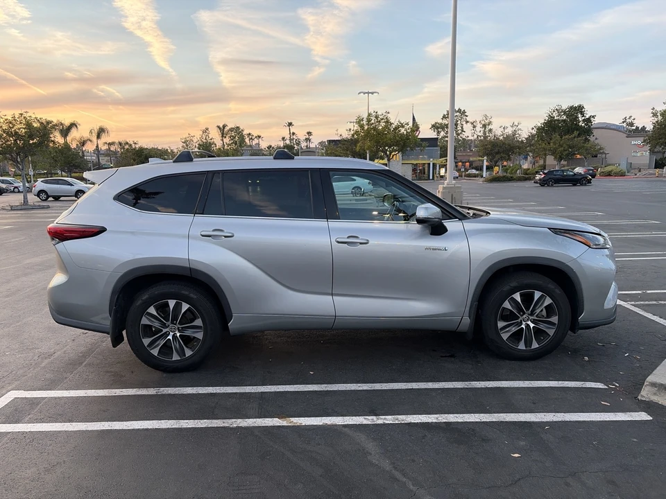 2021 Toyota Highlander - Image 7 of 19
