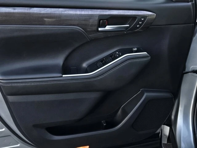 2021 Toyota Highlander - Image 9 of 12