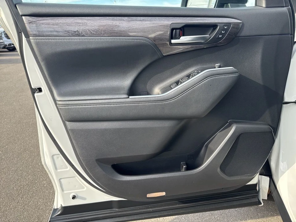 2021 Toyota Highlander - Image 9 of 12