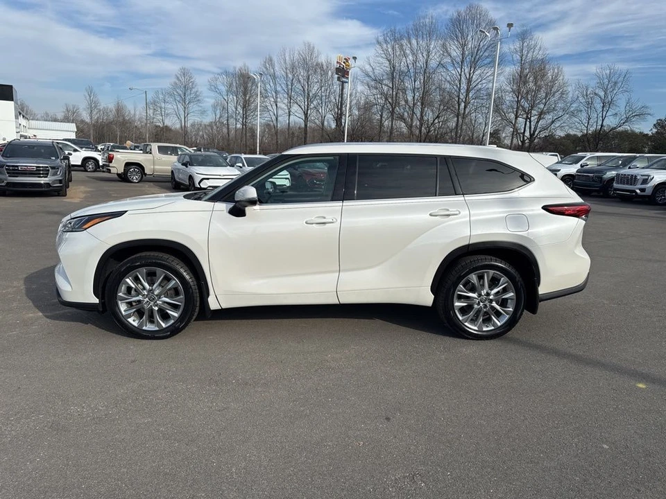 2021 Toyota Highlander - Image 2 of 12