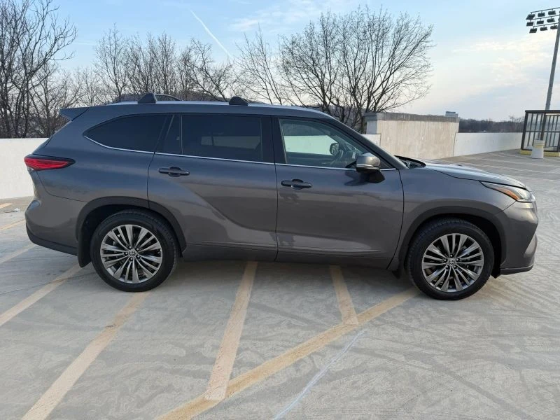 2021 Toyota Highlander - Image 2 of 12