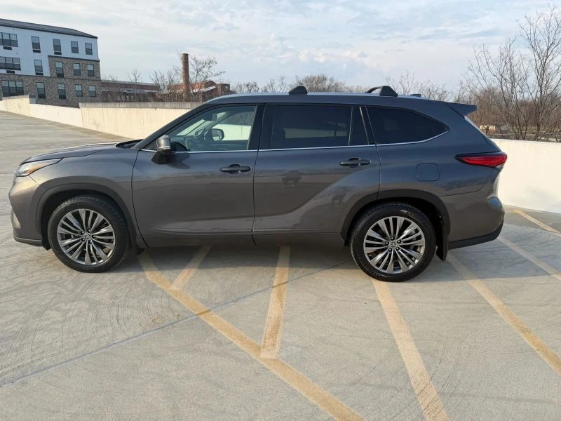 2021 Toyota Highlander - Image 8 of 12