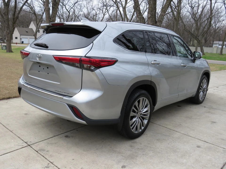 2021 Toyota Highlander - Image 10 of 12