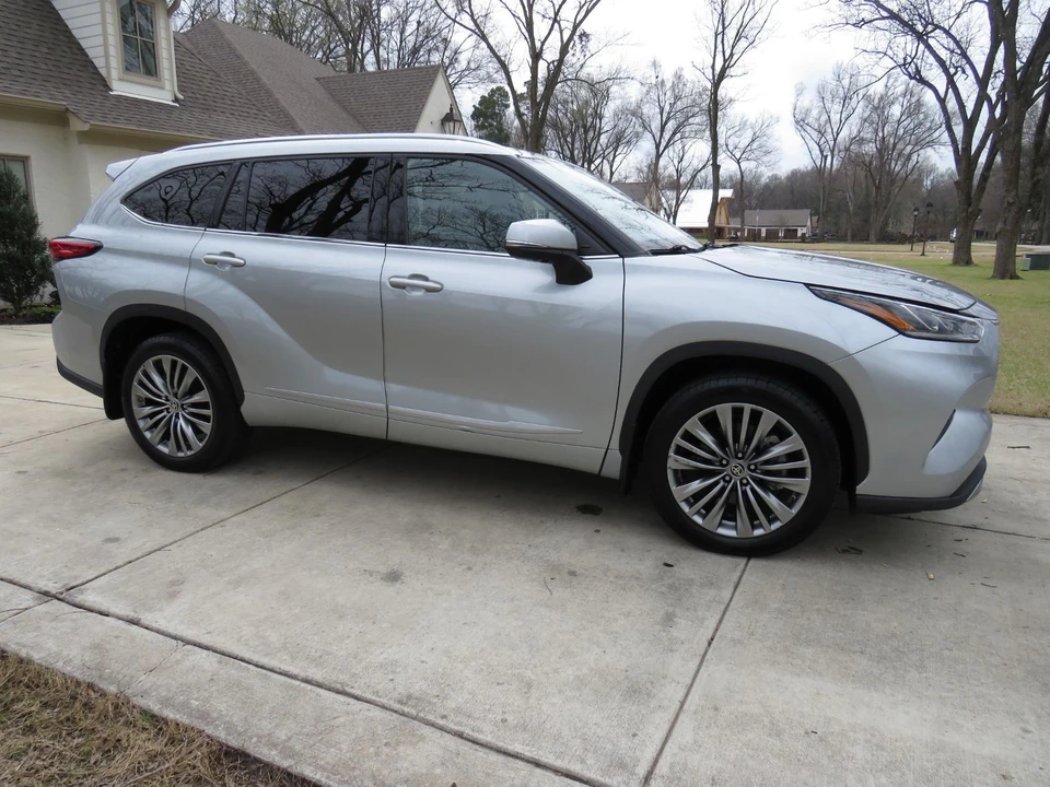 2021 Toyota Highlander - Image 2 of 12