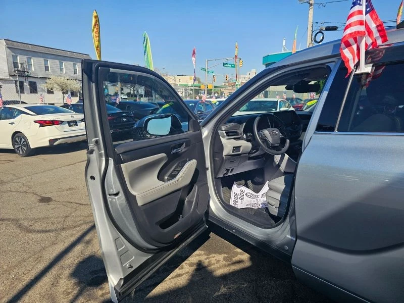 2021 Toyota Highlander - Image 9 of 12