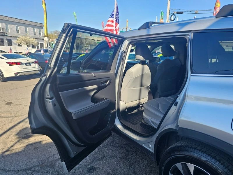 2021 Toyota Highlander - Image 10 of 12
