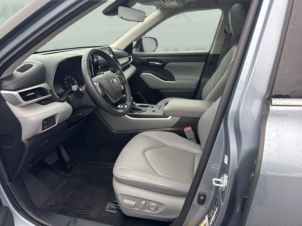 2021 Toyota Highlander - Image 9 of 21