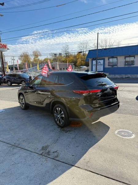 2021 Toyota Highlander - Image 3 of 11