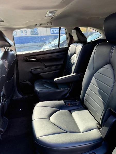2021 Toyota Highlander - Image 9 of 11