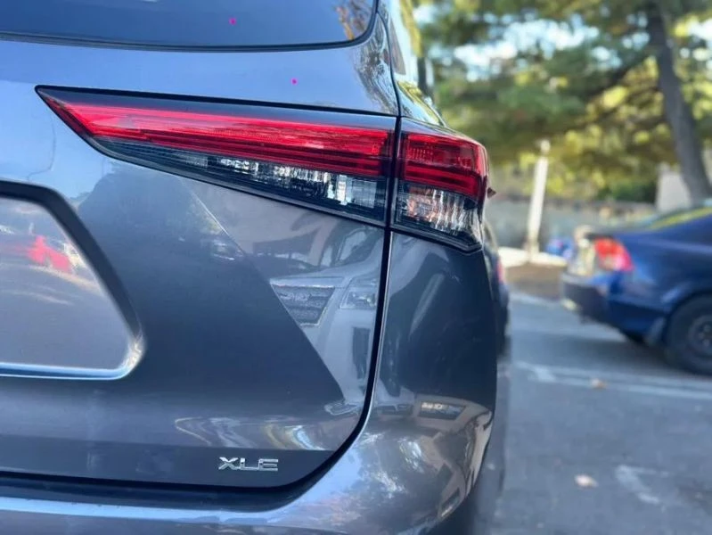 2021 Toyota Highlander - Image 8 of 12