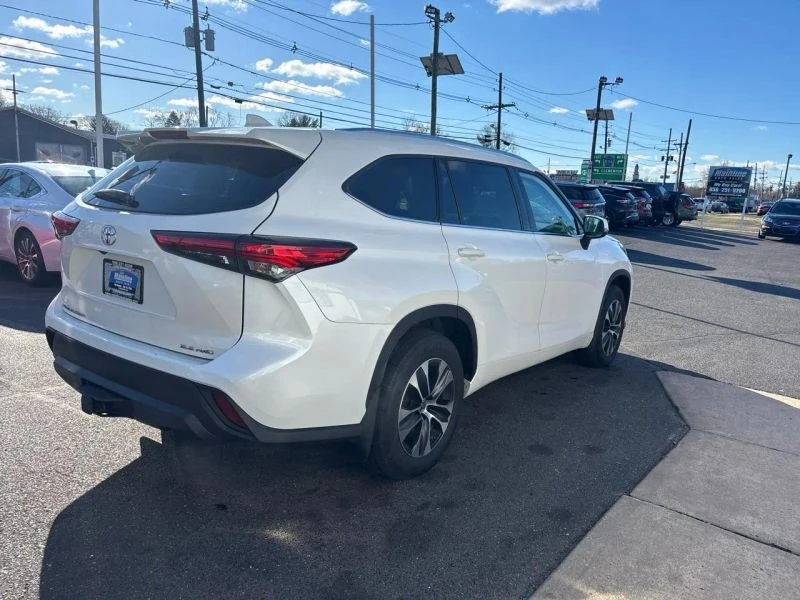2021 Toyota Highlander - Image 8 of 12