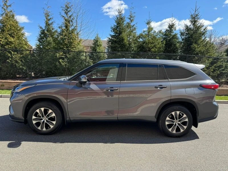 2021 Toyota Highlander - Image 8 of 12