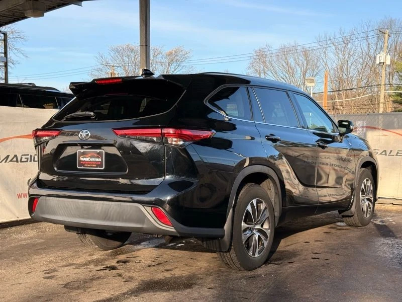 2021 Toyota Highlander - Image 9 of 12