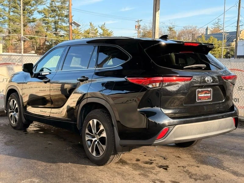 2021 Toyota Highlander - Image 11 of 12
