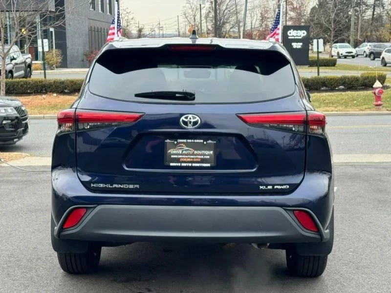2021 Toyota Highlander - Image 8 of 12