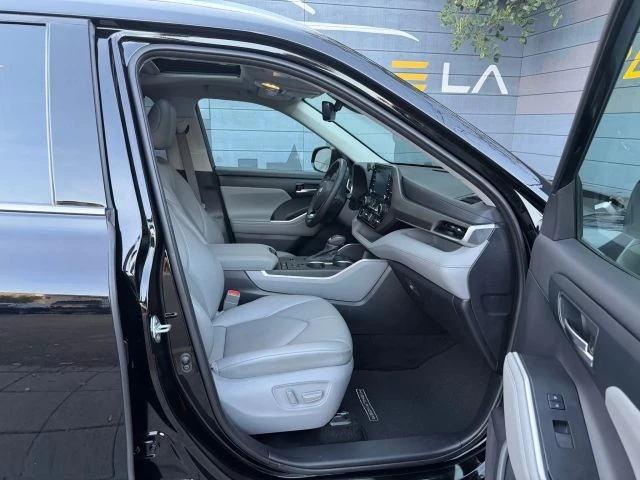 2021 Toyota Highlander - Image 15 of 21