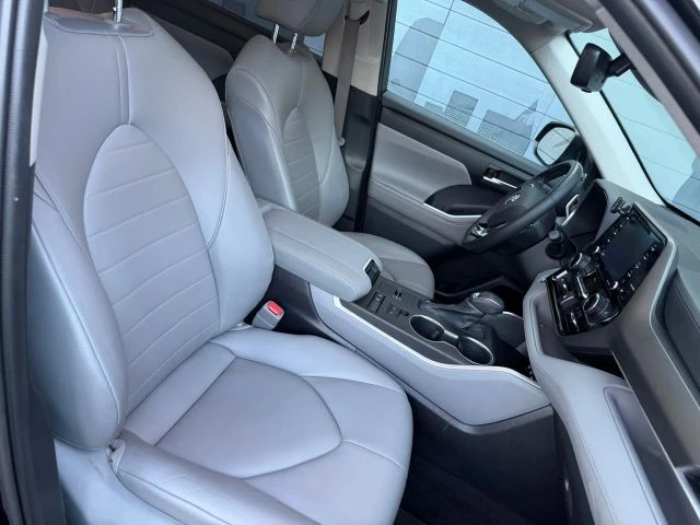2021 Toyota Highlander - Image 16 of 21