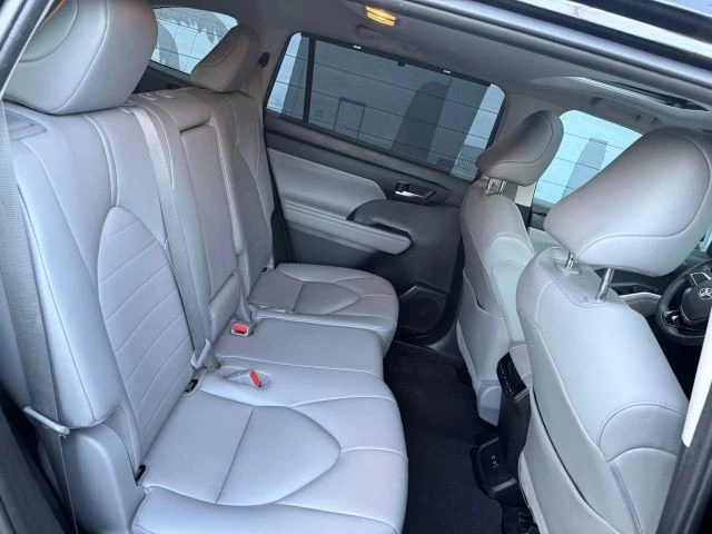 2021 Toyota Highlander - Image 18 of 21