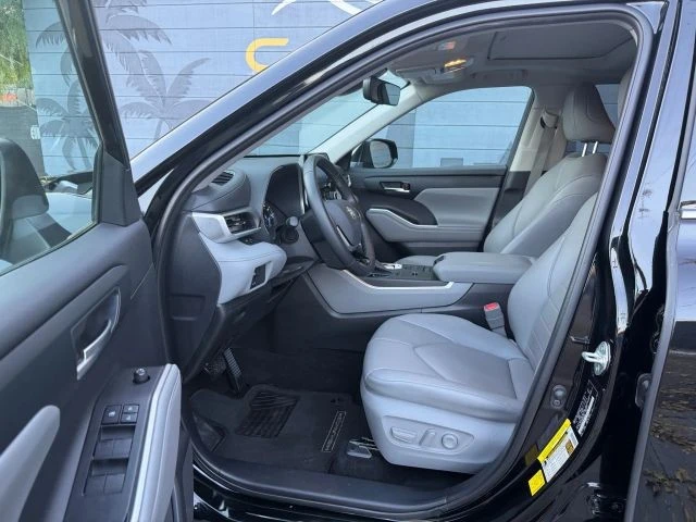 2021 Toyota Highlander - Image 9 of 21