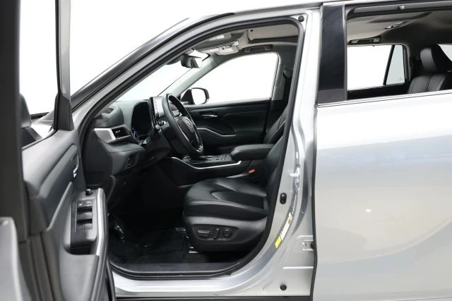 2021 Toyota Highlander - Image 13 of 21