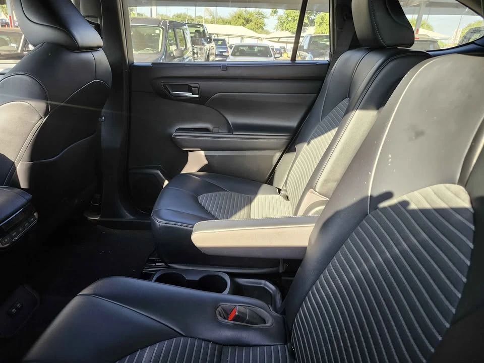 2021 Toyota Highlander - Image 7 of 8