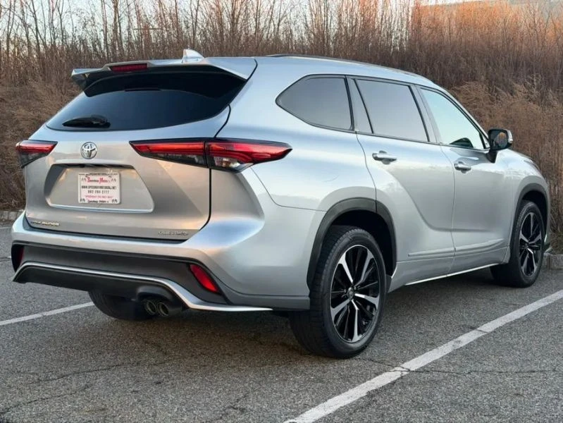 2021 Toyota Highlander - Image 8 of 12