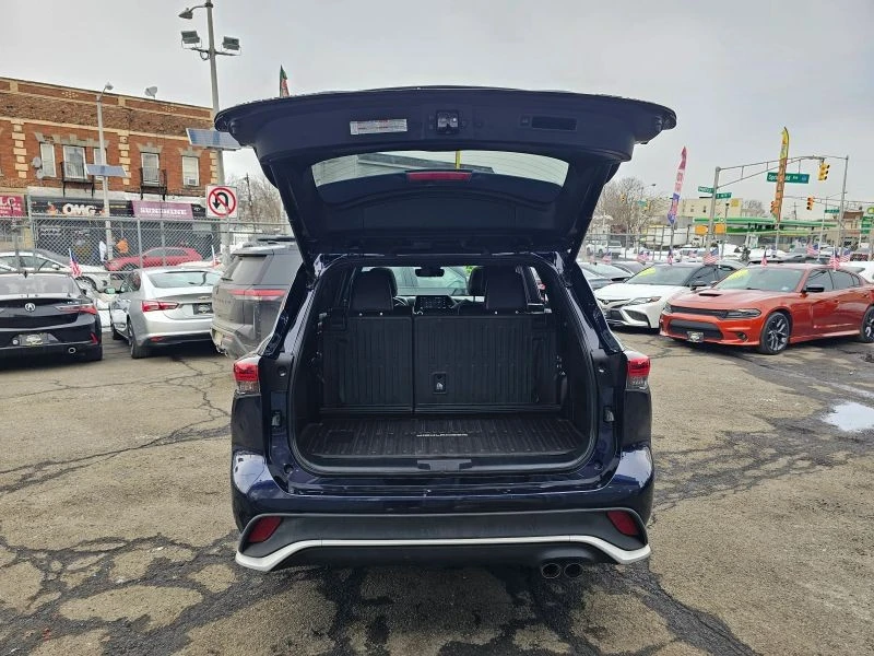 2021 Toyota Highlander - Image 8 of 12